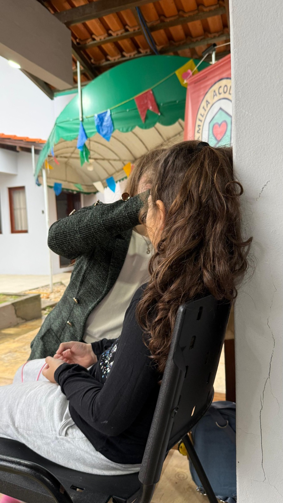 Família acolhedora demonstrando amor e cuidado - Programa de acolhimento familiar Brusque